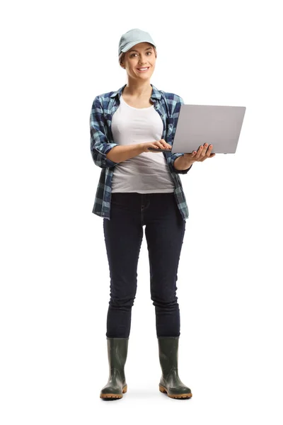 一个女农民的全长肖像 她带着一台笔记本电脑 背景是白色的 — 图库照片