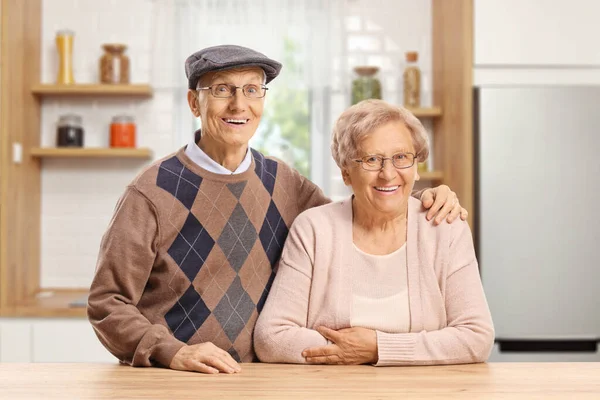 Elderly Man Woman Standing Kitchen Wooden Table — Stock Photo, Image