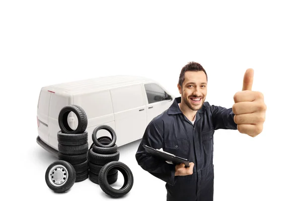 Auto Monteur Met Een Wit Busje Met Duimen Omhoog Geïsoleerd — Stockfoto