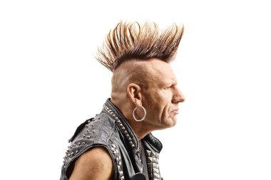 Beyaz arka planda mohawk mohawk kullanan orta yaşlı bir serserinin profil fotoğrafı.