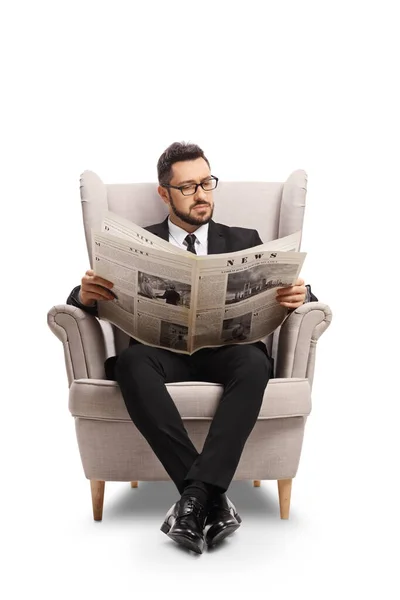 Uomo Profesionale Abito Nero Seduto Una Poltrona Leggere Giornale Isolato — Foto Stock