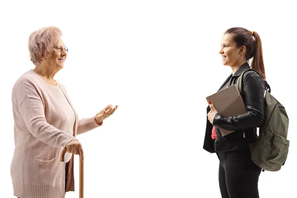 Oudere Vrouw Met Een Wandelstok Staan Praten Met Een Vrouwelijke — Stockfoto