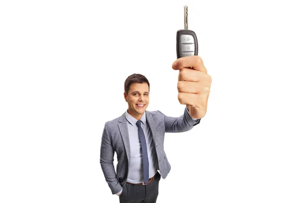 Професійний Молодий Чоловік Показує Ключ Автомобіля Перед Камерою Ізольовано Білому — стокове фото