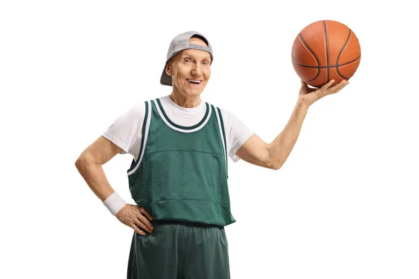 Starší Muž Zeleném Dresu Drží Basketbal Izolovaný Bílém Pozadí — Stock fotografie