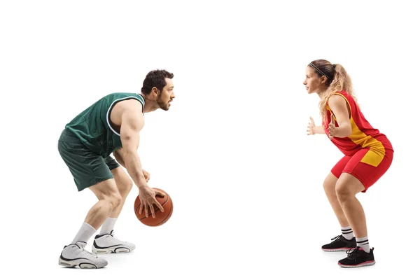 Beyaz Arka Planda Izole Edilmiş Bir Kadına Karşı Basketbol Oynayan — Stok fotoğraf