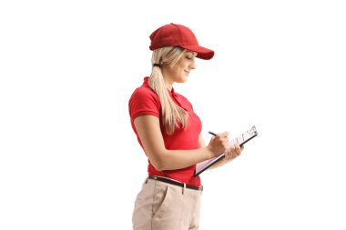 Üniformalı kadın teslimatçı beyaz arka planda izole edilmiş bir panoya yazı yazıyor.