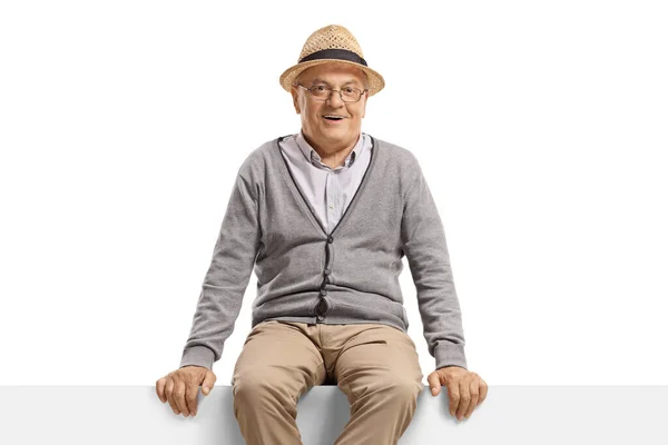 Starší Muž Sedí Prázdném Billboardu Izolované Bílém Pozadí — Stock fotografie