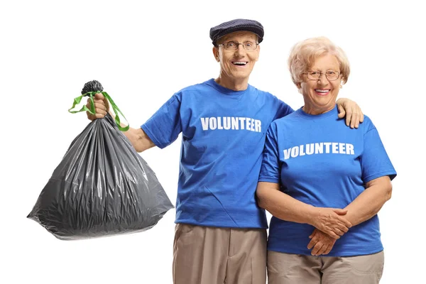 Voluntarios Ancianos Con Una Bolsa Basura Plástico Sonriendo Cámara Aislada —  Fotos de Stock