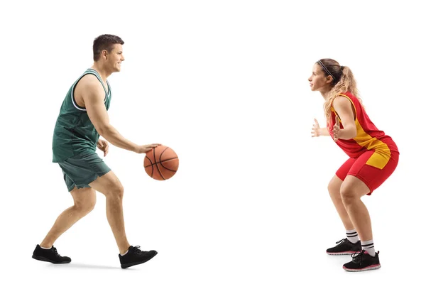 フル長さプロフィールショットの男と女プロのバスケットボールをプレイします — ストック写真