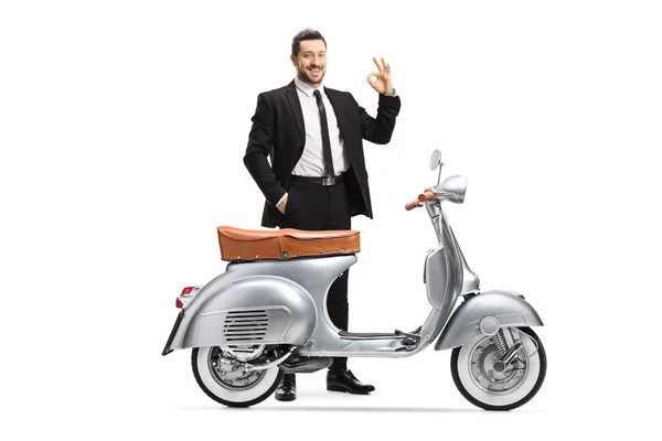 Empresario Posando Con Scooter Plateado Vintage Haciendo Gesto Signo Aislado — Foto de Stock