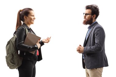 Sırt çantalı ve kitaplı bir öğrenci beyaz arka planda sakallı bir adamla konuşuyor.