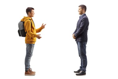 Genç bir çocuğun beyaz arka planda izole edilmiş profesyonel bir genç adamla konuşurken tam boy profil fotoğrafı.