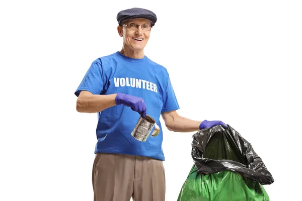 Oudere Vrijwilliger Zet Een Blikje Een Plastic Vuilniszak Geïsoleerd Witte — Stockfoto