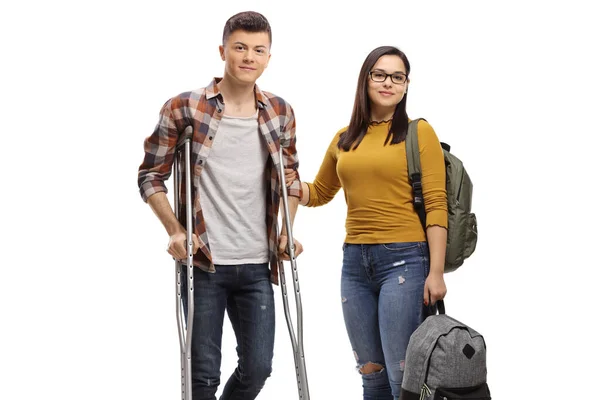 Man Student Met Krukken Een Vrouwelijke Student Helpen Hem Geïsoleerd — Stockfoto