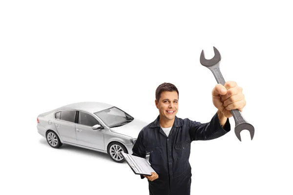 Auto Mechanik Stříbrným Autem Drží Klíč Klíč Klíč Nástroj Izolovaný — Stock fotografie