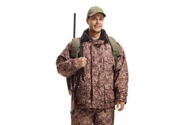 Beyaz arka planda izole edilmiş kamuflaj üniformalı genç bir erkek avcı.