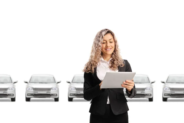 Vendedora Una Sala Exposición Coches Utilizando Una Tableta Digital Aislada — Foto de Stock