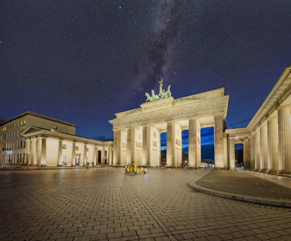 Puerta Brandenburgo Berlín Alemania Por Noche Con Muchas Estrellas Vía — Foto de Stock