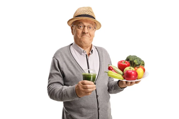快乐的老绅士 手里拿着一盘新鲜的水果蔬菜和绿色的冰沙 背景是白色的 — 图库照片