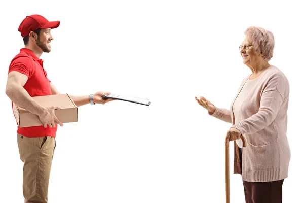 Consegna Uomo Consegna Pacchetto Una Donna Anziana Isolato Sfondo Bianco — Foto Stock