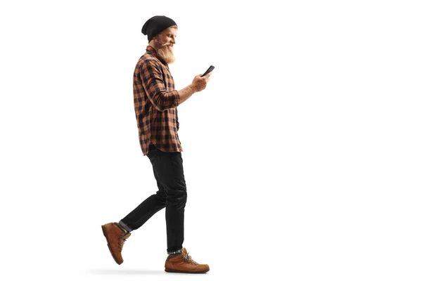 Полнометражный Снимок Хипстера Бородой Усами Ходящего Использующего Мобильный Телефон Белом — стоковое фото