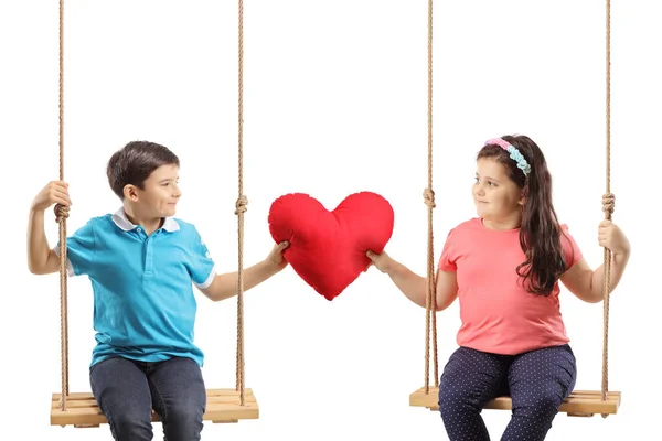 Çocuklar Salıncakta Sallanıyor Ellerinde Kırmızı Bir Kalp Var Birbirlerine Beyaz — Stok fotoğraf