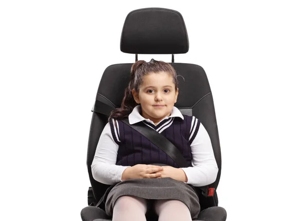 Schulmädchen Sitzt Einem Autositz Isoliert Auf Weißem Hintergrund — Stockfoto