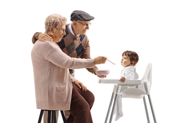 Nonna Nonno Che Nutrono Bambino Una Sedia Isolata Sfondo Bianco — Foto Stock