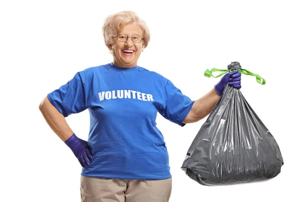 Starsza Kobieta Wolontariuszka Workiem Śmieci Uśmiechnięta Kamery Odizolowana Białym Tle — Zdjęcie stockowe