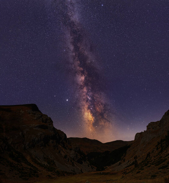 Пейзаж снимок горного хребта со звездами и Млечный путь на ночном небе