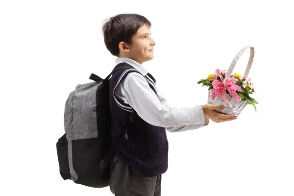 Schooljongen Met Een Rugzak Met Een Mand Van Bloemen Geïsoleerd — Stockfoto