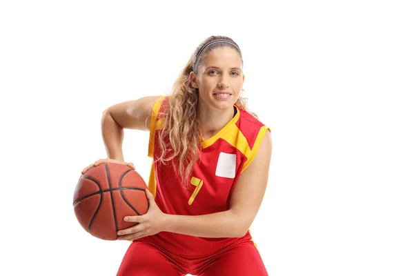 Vrouwelijke Basketballer Een Rode Trui Geïsoleerd Witte Achtergrond — Stockfoto