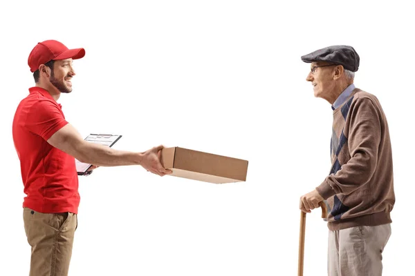 Kurier Übergibt Einem Älteren Mann Ein Paket Auf Weißem Hintergrund — Stockfoto