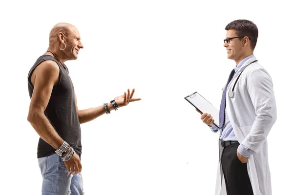 Homem Careca Falando Com Médico Masculino Isolado Fundo Branco — Fotografia de Stock