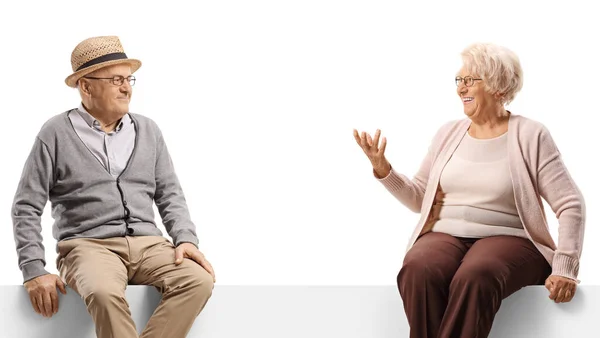 Ηλικιωμένοι Μιλούν Και Κάθονται Ένα Κενό Πίνακα Που Απομονώνονται Λευκό — Φωτογραφία Αρχείου