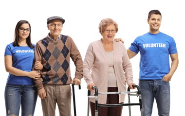 Beyaz arka planda izole edilmiş yaşlı insanlara yardım eden gönüllüler