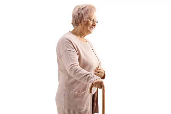 老妇人站在那里 手里拿着一根白色背景的手杖 — 图库照片