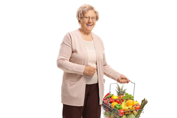 Oudere Dame Met Een Boodschappenmandje Vol Boodschappen Geïsoleerd Witte Achtergrond — Stockfoto