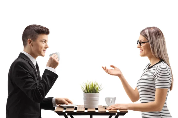 スーツを着た男がコーヒーを飲みながらテーブルに座り白い背景に隔離された女性と — ストック写真