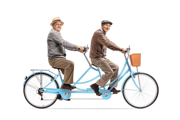 两名老年男子骑着一辆蓝色的串联自行车 对着被白色背景隔离的相机笑着 — 图库照片