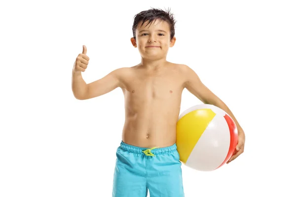 Niño Pantalones Cortos Natación Sosteniendo Una Pelota Playa Mostrando Pulgar — Foto de Stock