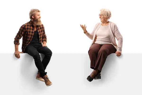 Giovane Uomo Barbuto Seduto Pannello Bianco Ascoltare Una Donna Anziana — Foto Stock