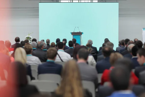 Vue Arrière Personnes Assises Dans Une Salle Conférence Avec Vue — Photo