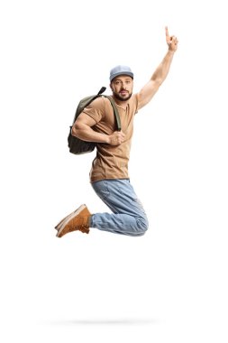 Beyaz arka planda izole edilmiş sırt çantası taşıyan şapkalı bir adamın tam boy fotoğrafı.