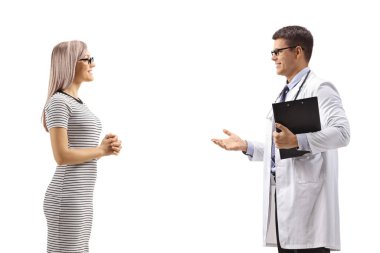 Genç bir bayan hasta ve beyaz arka planda izole bir şekilde konuşan bir doktor.