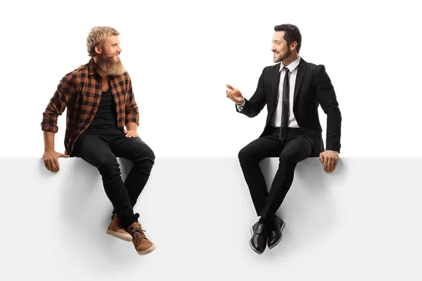 Empresário Sentado Painel Branco Conversando Com Cara Casual Com Barba — Fotografia de Stock