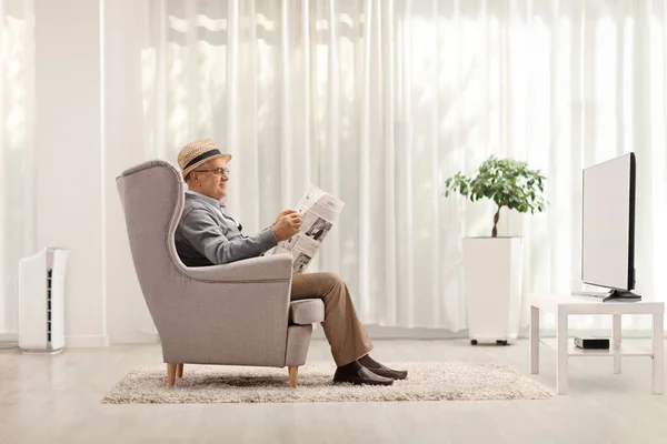 Olgun Bir Adam Koltukta Oturuyor Evdeki Bir Oturma Odasında Gazete — Stok fotoğraf