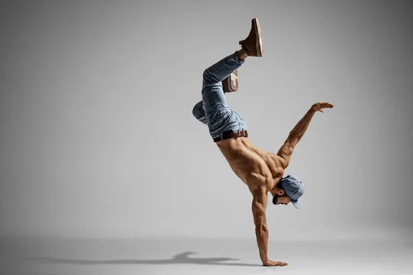 Hemdloser Mann Jeans Macht Handstand Auf Grauem Hintergrund — Stockfoto