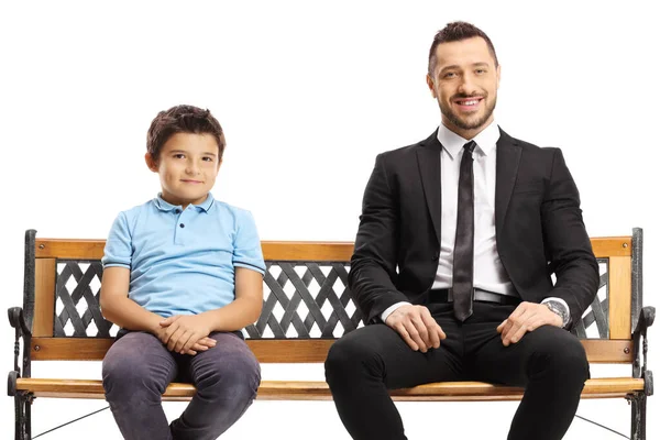 商人和一个男孩坐在一条长椅上 孤零零地靠在白色的背景上 — 图库照片