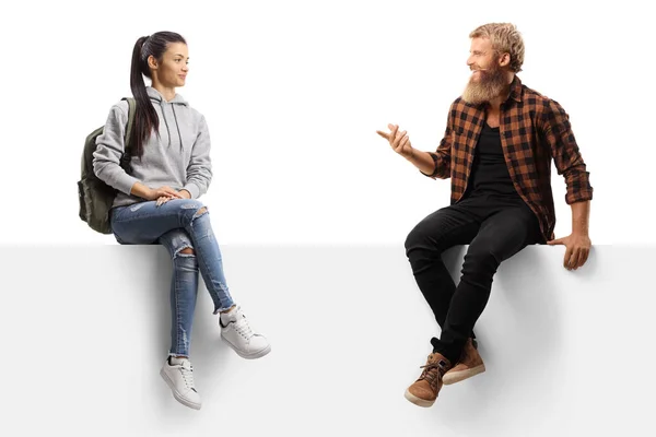 Tipo Barbudo Sentado Panel Blanco Hablando Con Una Estudiante Aislada — Foto de Stock